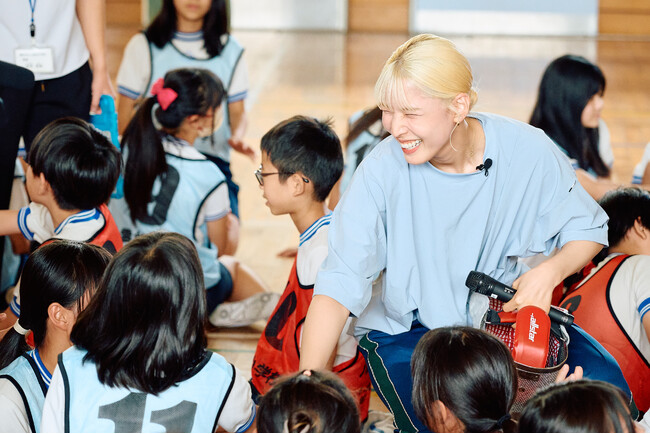 フェンシング日本代表選手「江村美咲」×メガネブランド「Zoff」による特別授業を東京都調布市立八雲台小学校で初開催