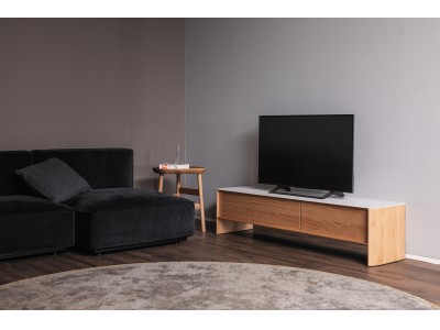 2020年秋発表予定の新製品に先駆けて、リビングルームをより快適にするテレビボードとソファを発表