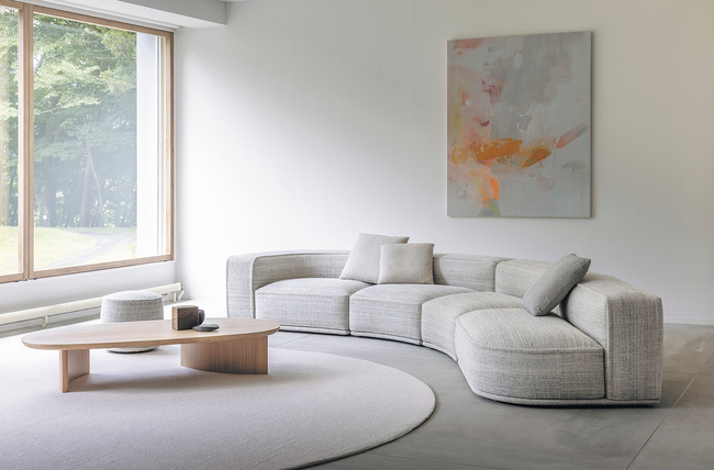 【アルフレックスジャパン】多様な暮らしのかたちに寄り添う家具。曲線が印象的なモジュールソファをはじめ新作など7製品を発売