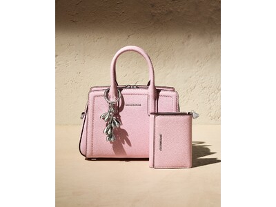 マイケル・コースから、春の訪れを彩る日本限定「ラッキーチャーム カプセル」が登場<