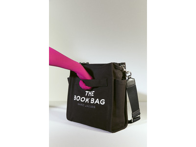 マーク ジェイコブスから、ブックにちなんだオーバーサイズグラフィックが愛らしい新作バッグ「THE BOOK BAG」が原宿のBOOKMARCにて先行販売！