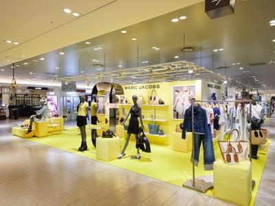 【マーク ジェイコブス】2026年プレフォールコレクションを先行展開する、特別なポップアップが阪急うめだ本店にオープン