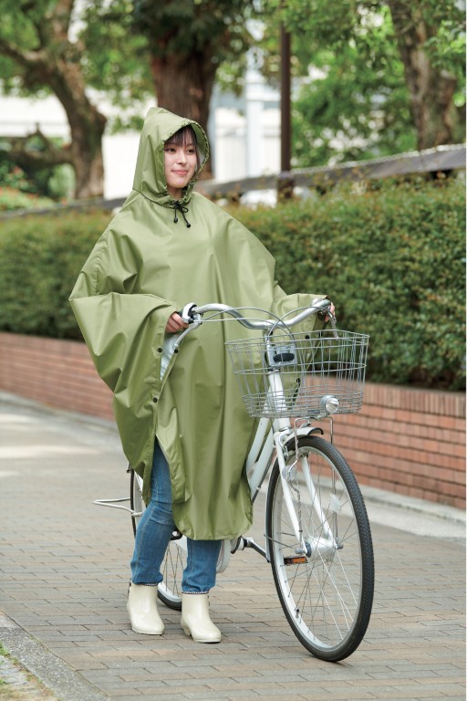 　　コンパクトに持ち運び！急な雨にも！「携帯用レインポンチョ」が新登場！9月1日より発売