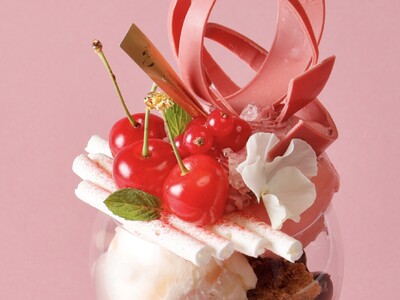 【デリーモ大丸東京店】フレッシュなさくらんぼとルビーチョコレートを組み合わせたピンク色のパフェ「さくらんぼ」期間限定販売中