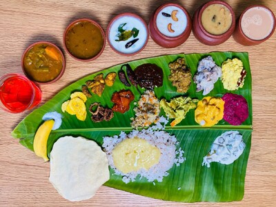 伝統的で特別なこの日だけのケララ料理が食べ放題！バナナリーフの上に盛られる“サディヤ”(＝ごちそう)を手...