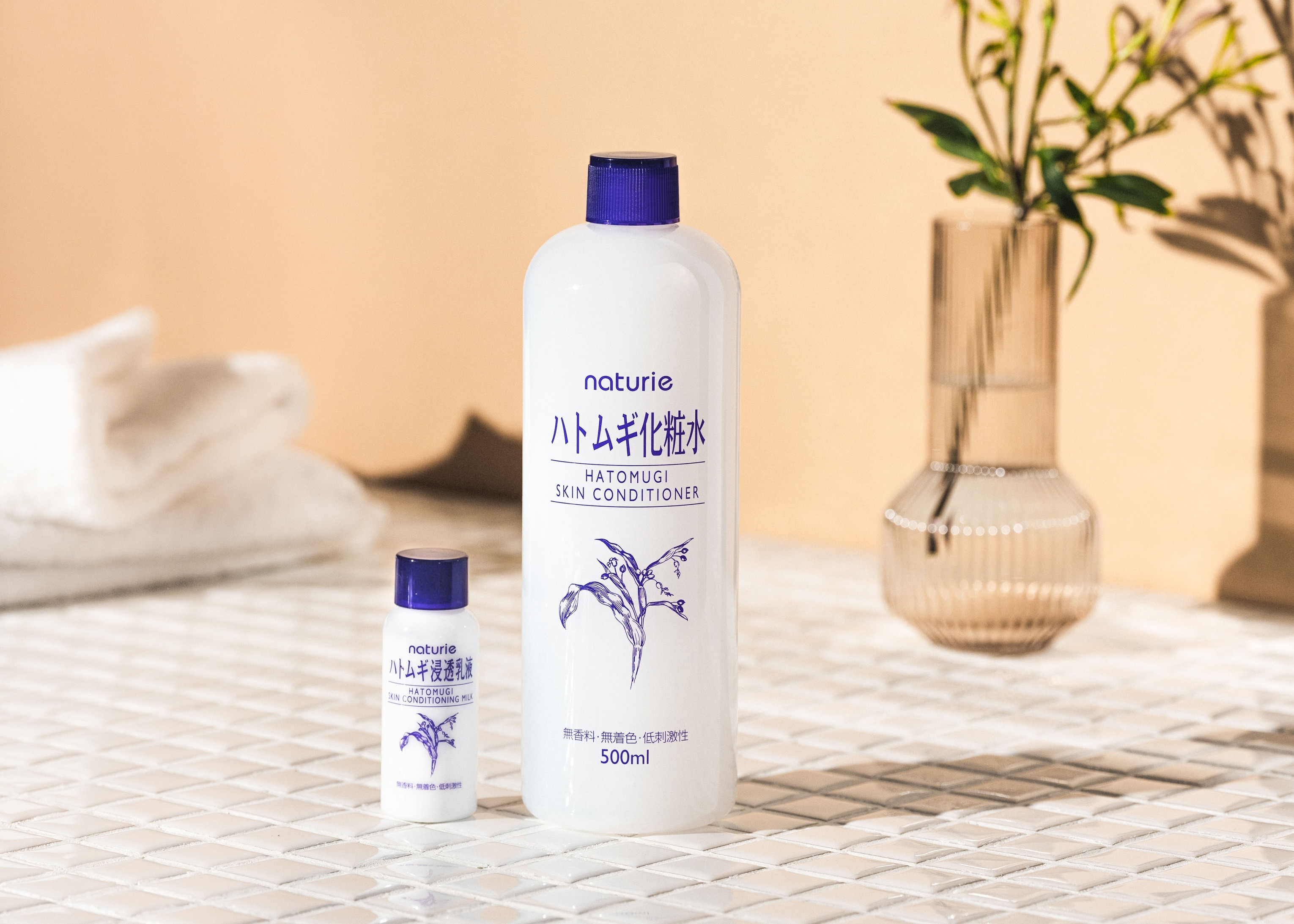 発売 20 周年のナチュリエ ハトムギ化粧水から、秋の限定セットが2022年9月1日(木)発売！ “夏終わりの脱水肌”から透明感のある“秋の貯水肌”へ。今だけのミニサイズの浸透乳液つき！