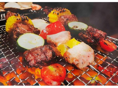 手ぶらで気軽にＢＢＱ！大人気のシーフード食べ放題店にお肉も登場！25種のシーフードビュッフェ＆牛・豚・鶏のＢＢＱ串食べ放題が3000円でご案内！ 