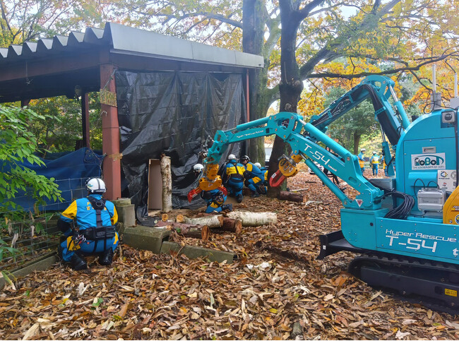 日本発のレスキューロボット「T-54 援竜」が合同訓練に初参加　警察・防災関係と連携