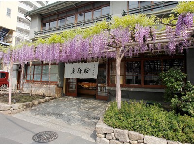 珈琲×あんみつの意外な組み合わせ！珈琲寒天を使用した大人な味わい『珈琲あんみつ』を６月に発売いたします。