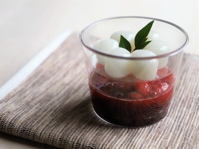 北海道産の小豆と苺の果肉がたっぷり入った「苺の白玉しるこ」を販売いたします。
