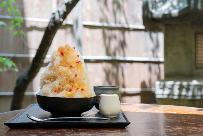 【夏季限定】“発酵和菓子屋”がつくる、くず餅乳酸菌(R)入りかき氷。「桃とほうじ茶」を2026年6月1日（月）より提供開始