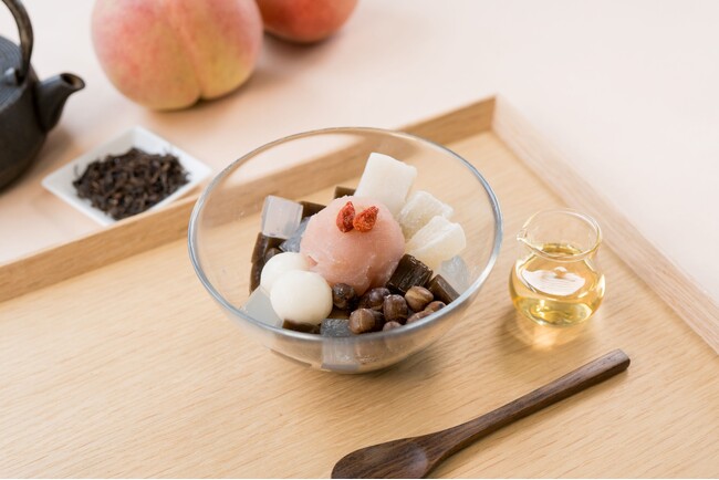 【夏から秋へ】桃のやさしい甘みと、ほうじ茶の香ばしさ。「桃とほうじ茶のあんみつ」を8月中旬より期間限定販売