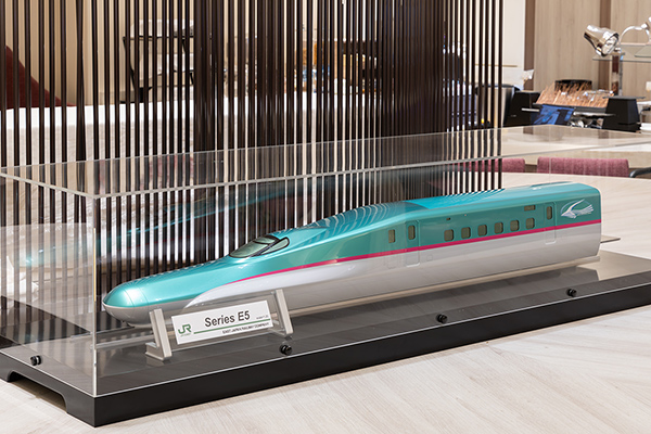 【ホテルメトロポリタンさいたま新都心】新幹線「E5系」「E7系」 鉄道模型を展示します