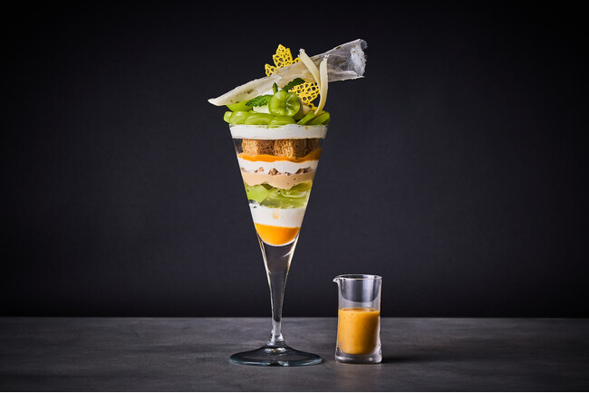 【ホテルメトロポリタン】シャインマスカットを贅沢にあしらったご褒美「Seasonal Parfait」～芸術の秋を彩る、果実の美しさと紅茶が織りなすハーモニー～