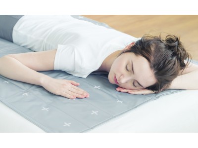 触れた瞬間、ひんやり快適。暑い夏を涼しく過ごせる「COOLING MAT」5月16日(水)より発売