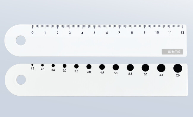 看護師の声から生まれた“新・メモができる定規”　wemo(R)スケール［ナースモデル］、アンファミエで先行発売開始