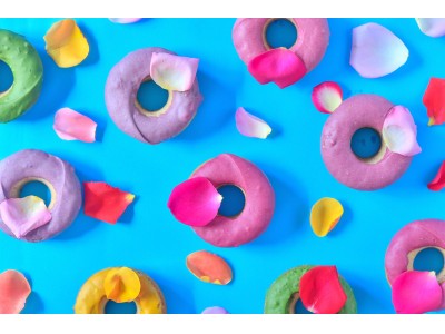 渋谷スクランブルスクエアにエディブルフラワーを使ったヴィーガンスイーツ「美ドーナツ」登場 食べられる花屋EDIBLE GARDENとプラントベーススイーツ専門店のUPBEET!がコラボレーション