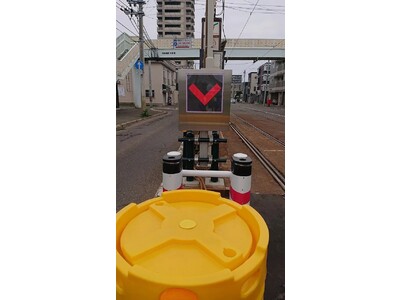札幌市電「幌南小学校前」停留所にLEDビジョンを導入しました。