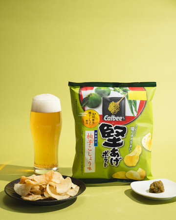 “秋の味”が今年も登場!九州製造柚子こしょうの風味を強化華やかに香る柚子と、ピリッと辛い青唐辛子が後を引く『堅あげポテト 柚子こしょう味』