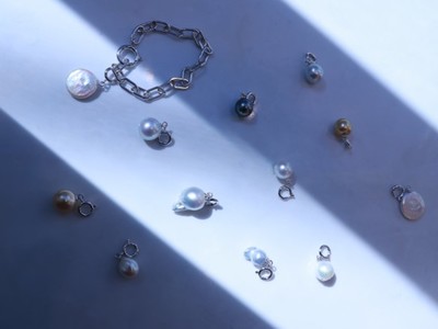 “#パール男子”急増中？！ 「enwsp (エンダブルエスピー)」 から、真珠チャームが付け替え可能な、ユニセックスでも使えるメンズ向けブレスレットが新発売。