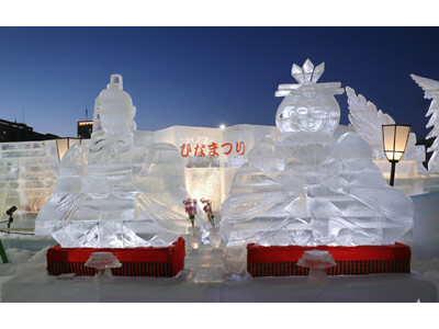 ひな人形をモチーフにした氷像を展示