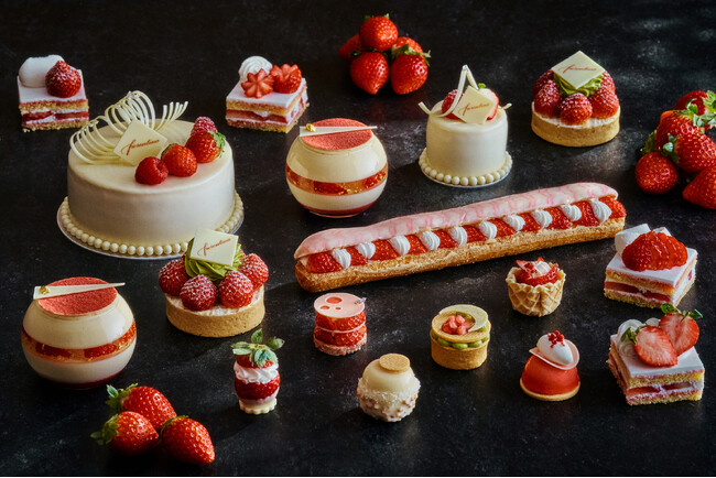 いちごと金箔入りの層が美しいティラミスや20cm超えのロングエクレアなど新作登場「ストロベリースイーツ&ブレッド コレクション」
