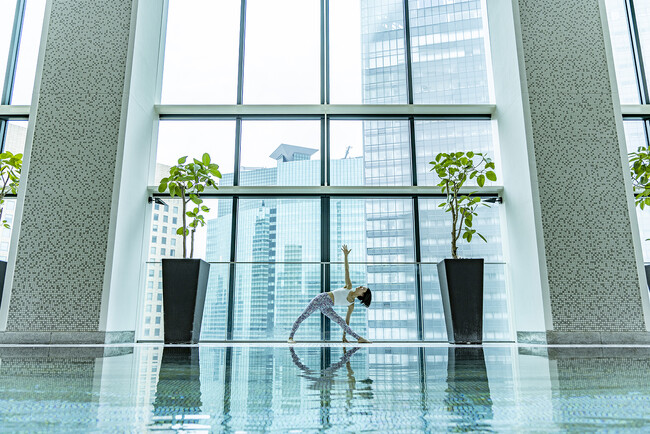 コンラッド東京「水月スパ＆フィットネス」、ホテル開業20周年を記念してムーンピラティスを開催