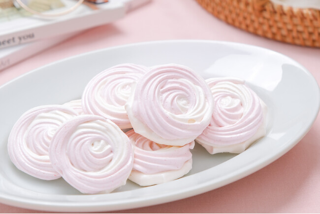 【着色料不使用】平飼い卵と自然素材でつくるやさしい甘さの『いちごメレンゲのかくれんぼショコラ』をスナックミーオンラインストアで期間限定発売