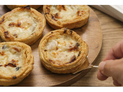 外サクッ、中とろり。熱々のごちそうを小さなパイに閉じ込めた『熱々ほおばるグラタンパイ えび＆きのこ』をスナックミーオンラインストアで期間限定発売