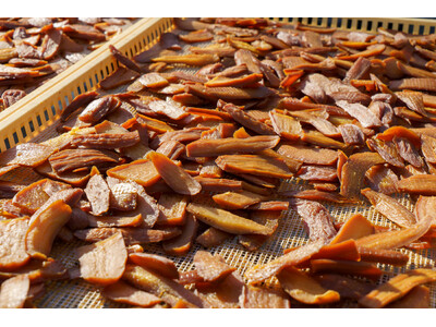 【人口4,000人の町・高知県土佐町の小さな集落から全国へ】1年がかりで育て、仕上げられた黒い干し芋『秦泉寺(じんぜんじ)さんの大釜煮 黒干し芋』をスナックミーオンラインストアで期間限定発売