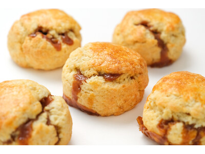 ねっちりとろり、キャラメルの幸せ。厳選素材の生地に手作りキャラメルを挟んだ『キャラメルあふれるしっとりスコーン』をスナックミーオンラインストアで期間限定発売