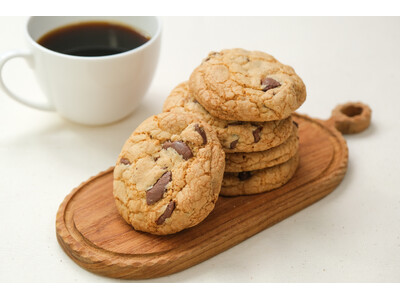 「レンジで10秒」で変わる食感。素朴でどこか懐かしい大判アメリカンサイズのクッキー『あたためて楽しむチョコチップクッキー』をスナックミーオンラインストアで期間限定発売