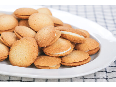 バターのコクと、まろやかなホワイトチョコの誘惑。贅沢素材を詰め込んだ『リッチなホワイトチョコラングドシャ』をスナックミーオンライストアで期間限定発売