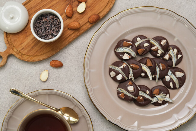 ラジオから生まれた新感覚チョコレート『ラジオ発 ご縁でうまれた煮干しショコラ』をスナックミーオンラインストア・直営店で期間限定発売