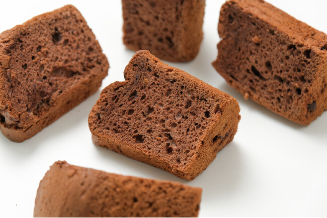 【とろけるチョコの幸福感】北海道産小麦のしっとりふわふわ生地からチョコが溶け出す『北海道産小麦のふわふわシフォンケーキミルクチョコ』をスナックミーオンラインストアで期間限定発売