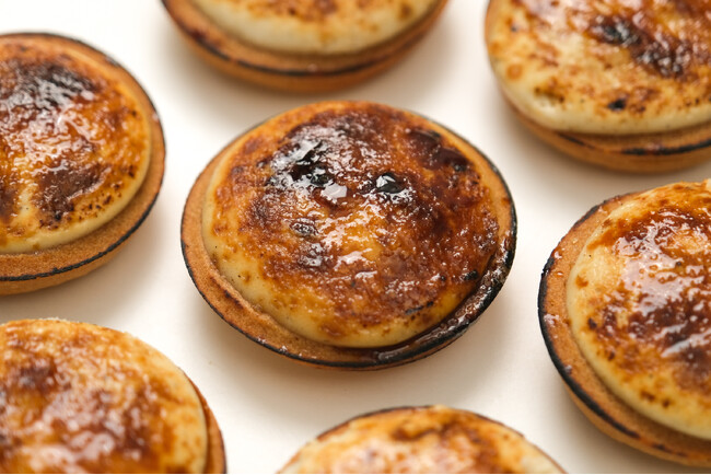 【フランス伝統菓子をタルトに】キャラメリゼの香ばしさと濃厚チーズ。贅沢な口どけの『とろっと香ばしいマスカルポーネのブリュレタルト』をスナックミーオンラインストアで期間限定発売