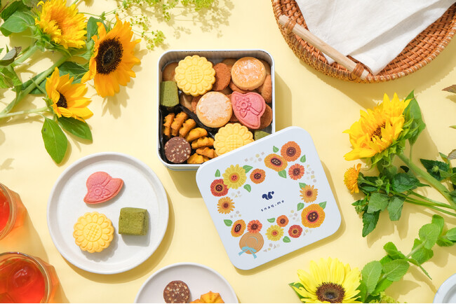 【ひまわり畑で見つけた、夏のおやつ】レモン・パイナップル・抹茶など夏らしい7種の味わい。『るんっと夏へ出かけるクッキー缶』をスナックミーオンラインストアにて期間限定発売