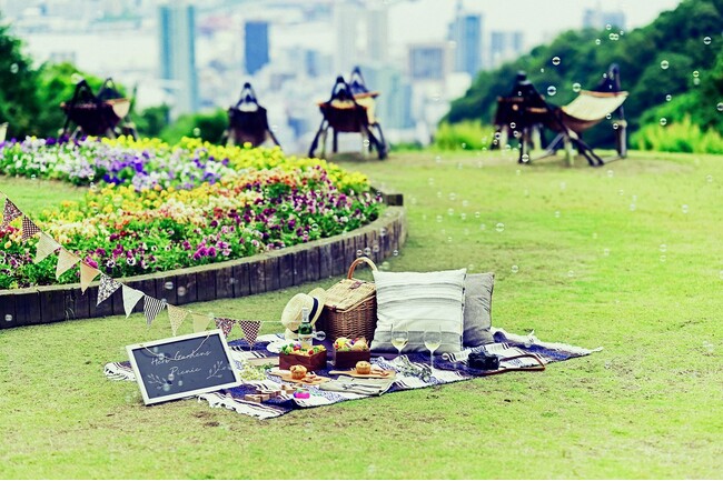 大人気の“手ぶらdeおしゃピク”企画「Garden Picnic2023」の春シーズンのご予約を受付中。おしゃれなアイテムをすべてご用意。華やかなガーデンが、最高に上質で大人なピクニックを演出します。のメイン画像