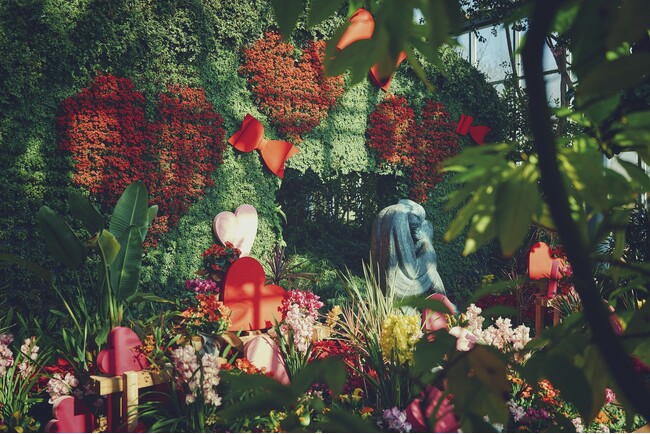 神戸布引ハーブ園で「Winter Garden Fair 2026」を開催。「ほっこり心温まる」をテーマに、温室を中心に、赤やピンクのハートのオブジェやリボン、カラフルな花々が演出するガーデンが登場！