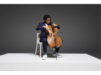 SHEKU KANNEH-MASON PERFORMS IN PAUL SMITH’S A SUIT TO TRAVEL IN