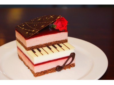 【ホテルクラウンパレス浜松】音を奏でるピアノがかわいいケーキに。～1日5台・期間限定スイーツ～