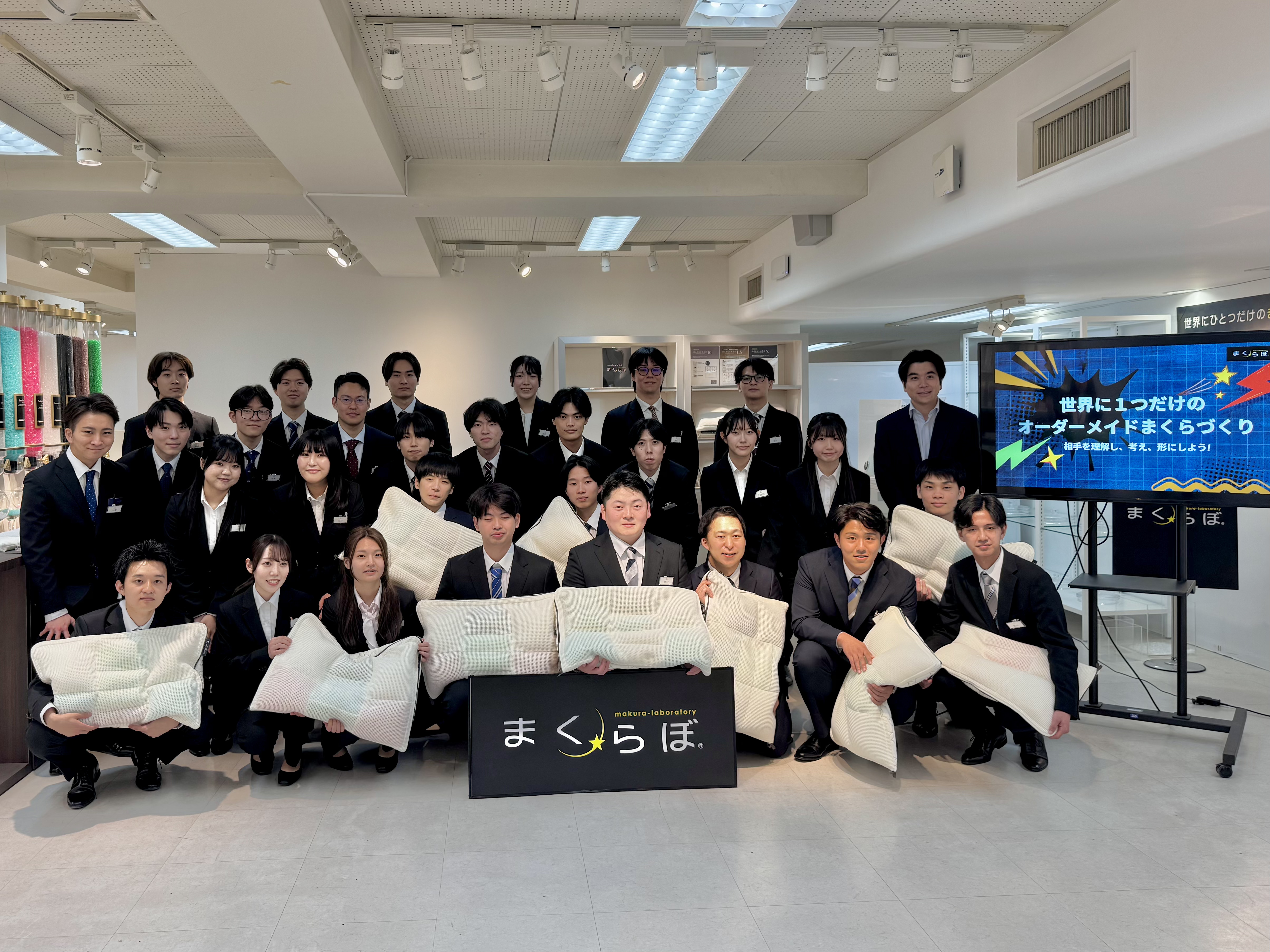 【昭和西川】入社式“ファーストミッション”「世界に1つだけのオーダーメイド枕を作ろう」新入社員30名が3人1組で制作体験