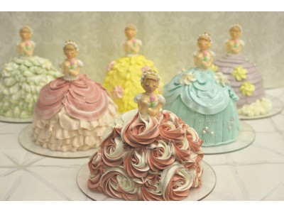 甘いクリームのドレスが可愛いプリンセスのケーキを予約販売 企業