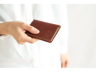 新生活にそっと寄り添う革小物。ギフト特集「Go New Life」を公開。