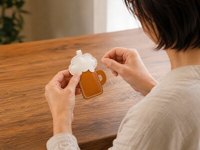 敬老の日に贈りたい。革職人と手縫いする本革チャームのワークショップが、ららぽーとエキスポシティで初開催。