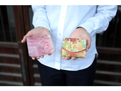 働くお母さんはアーティスト。自分らしく好きを仕事にする「日本画家・三鑰彩音」と初コラボ。 美しい花々のミニ財布は、母の日の贈り物にもぴったりです。