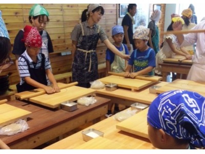 夏休み特別企画「親子deそば打ち体験＆アマゴのつかみどり」親子蕎麦打ち体験を行いました。