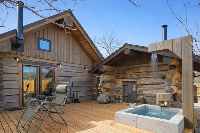 【 本日、新たなプレミアム ログコテージ完成！ 】駅のホームから徒歩0分 群馬・水沼ヴィレッジ『本格薪サウナ付き “プレミアムログコテージ”』春の訪れとともに堂々公開！