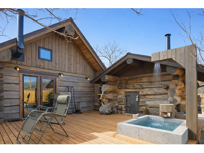 【 本日、新たなプレミアム ログコテージ完成！ 】駅のホームから徒歩0分 群馬・水沼ヴィレッジ『本格薪サウナ付き “プレミアムログコテージ”』春の訪れとともに堂々公開！