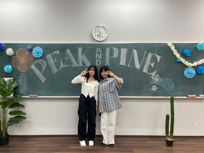 渋谷女子インターナショナルスクール、人気水着ブランド「PEAK&PINE」と初のコラボレーション展示会を開催